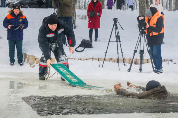 спасение провалившегося под лёд человека - фото - 3